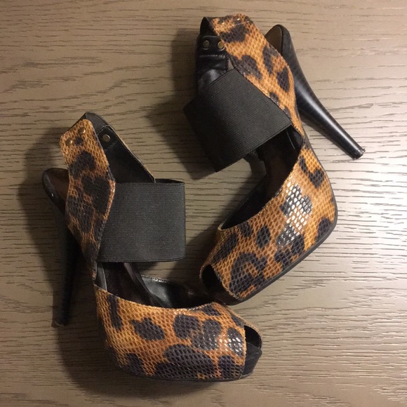 Vera Wang Leopard Print Heels in Size 6 - Picture 1 of 4